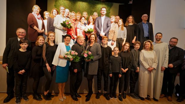 Gruppenbild von Darstellern mit Schirmherrin